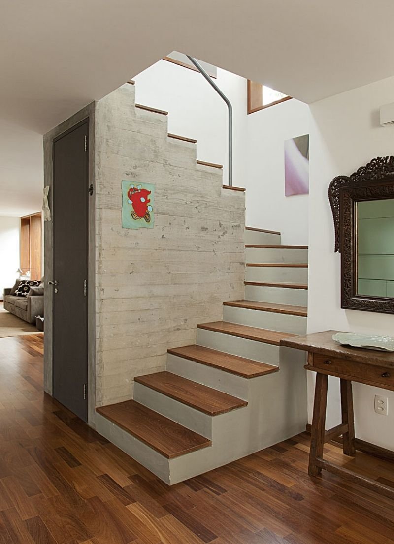 Унитаз под лестницей