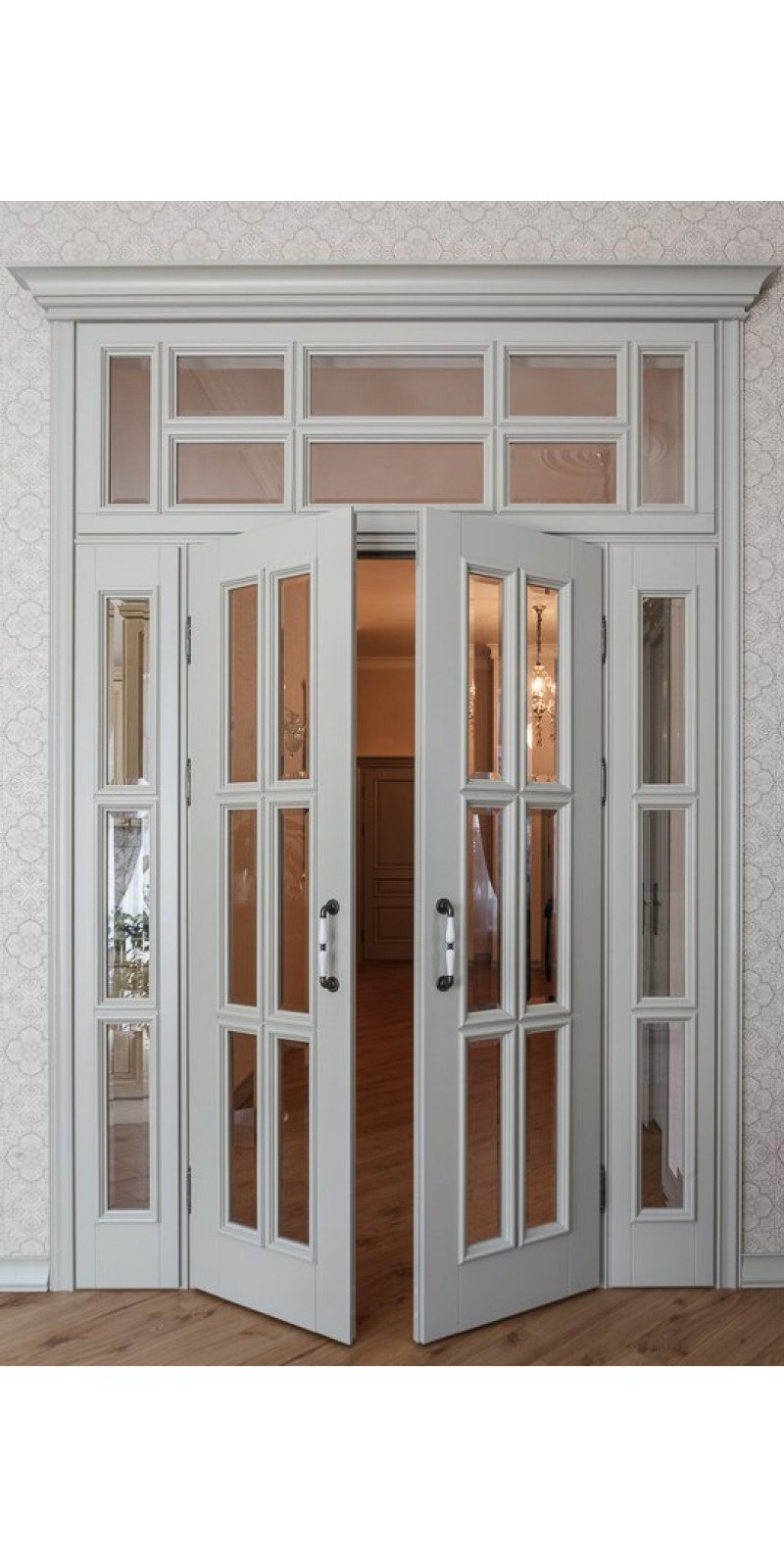 Распашные двери межкомнатные двустворчатые с фрамугой