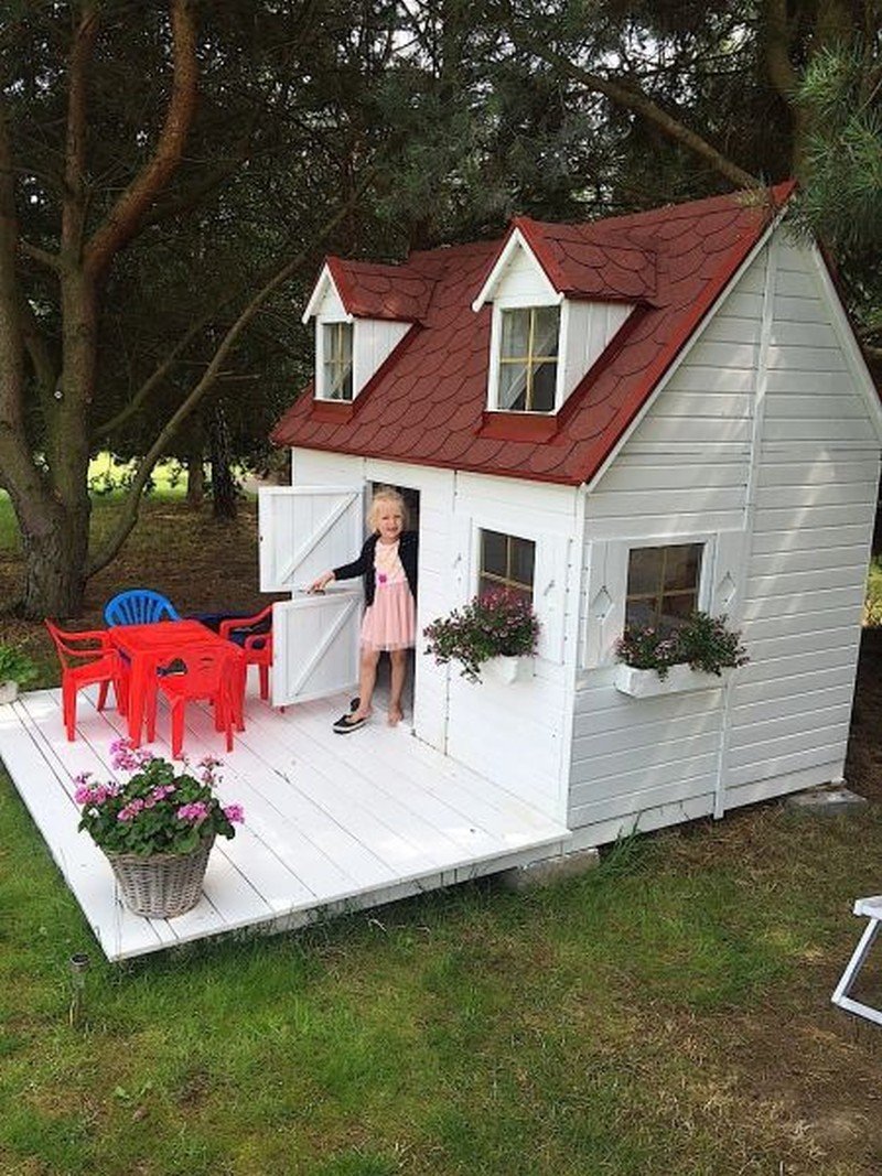 Детские домики в саду