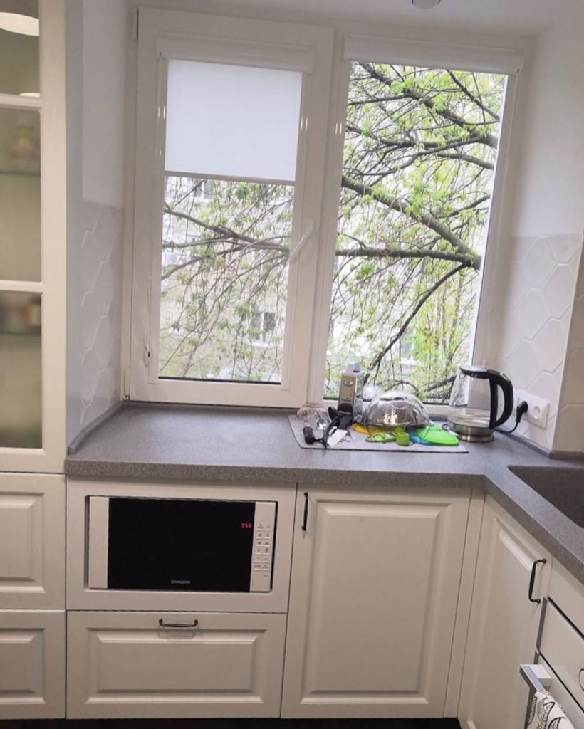 Кухня с окном над плитой