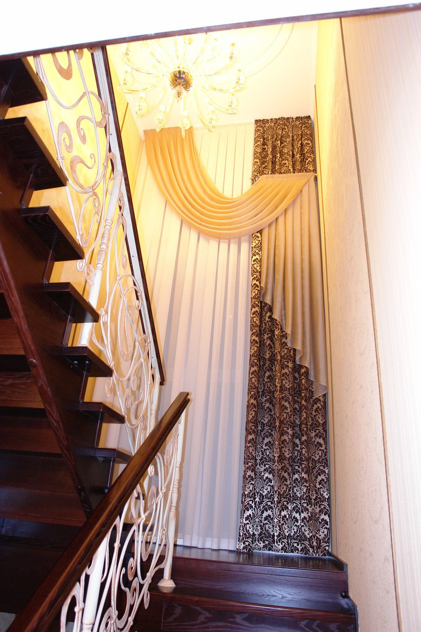 Шторы на лестничное окно