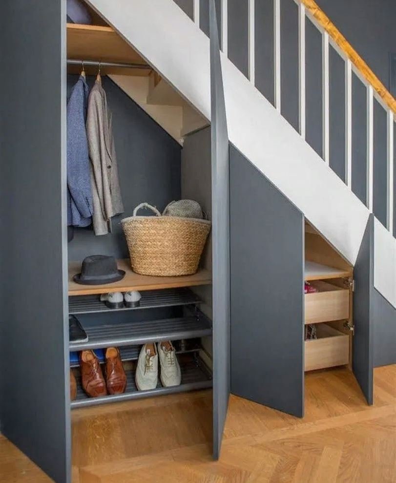 Дверь в комнату под лестницей