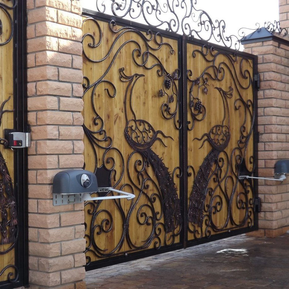 Кованые ворота с деревом