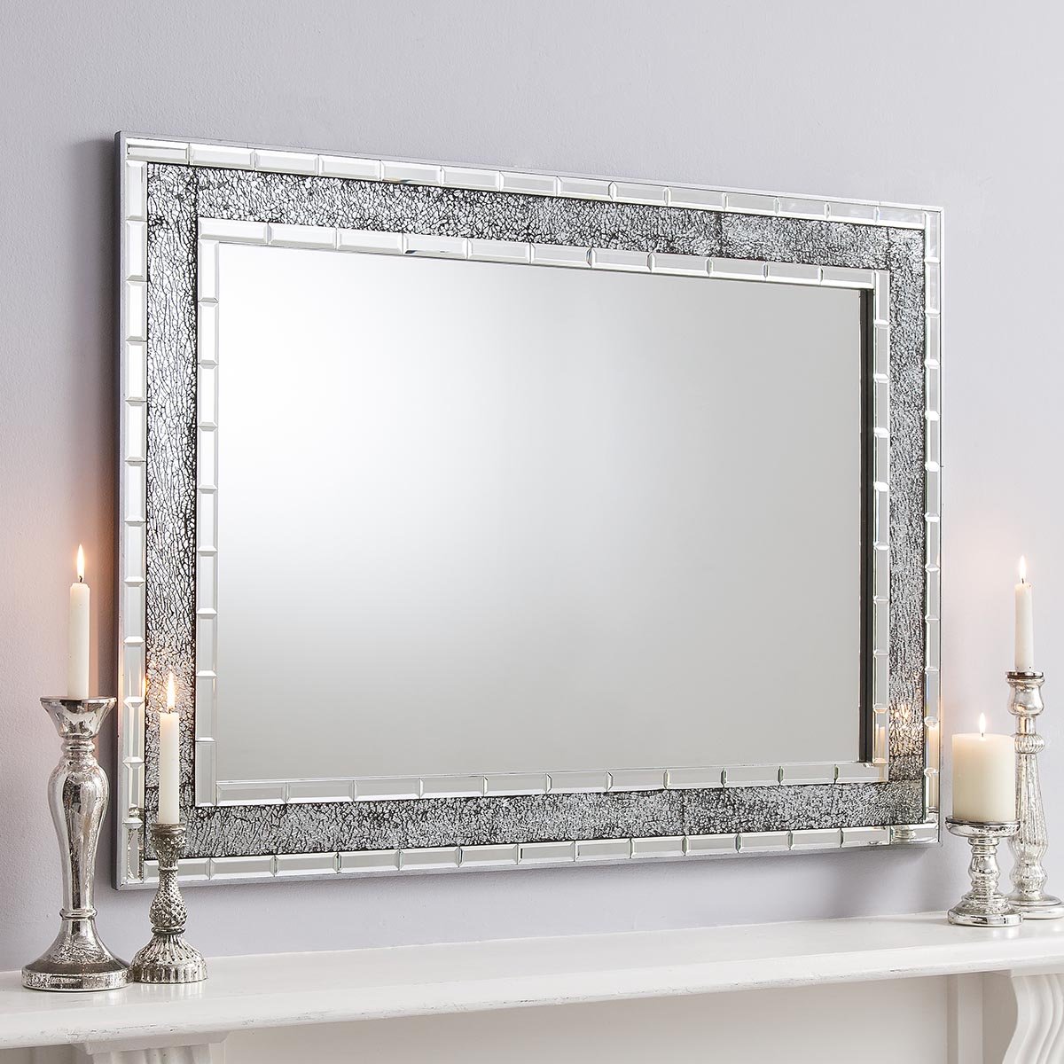 Зеркало в рамке в ванной. Багет для зеркала. Зеркало в серебристой раме. Зеркало с серебряной рамкой. Зеркало в красивой раме.