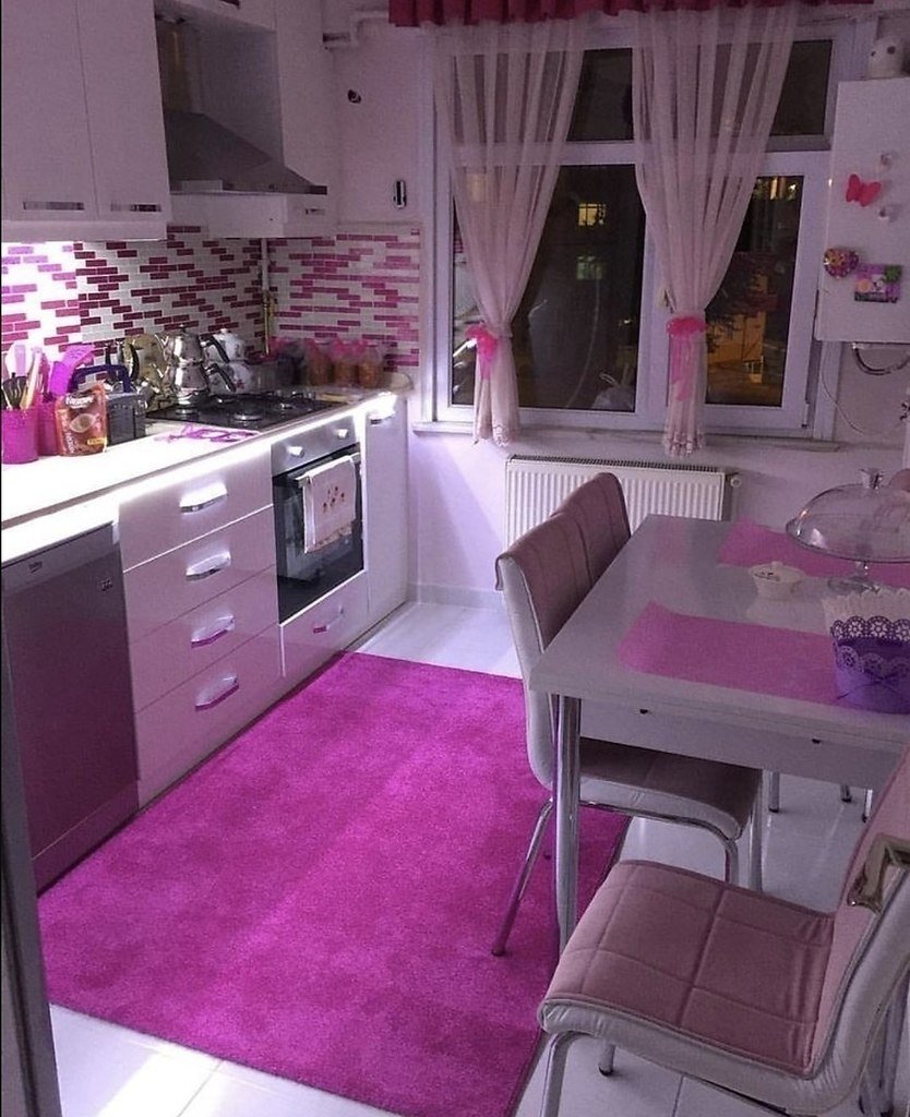 Кухня в розово сиреневых тонах