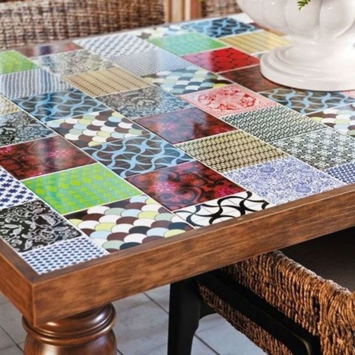 Задекорировать плитку. Стол с мозаикой. Стол с мозаикой из плитки. Стол с плиткой керамической. Кухонный стол с мозаикой.
