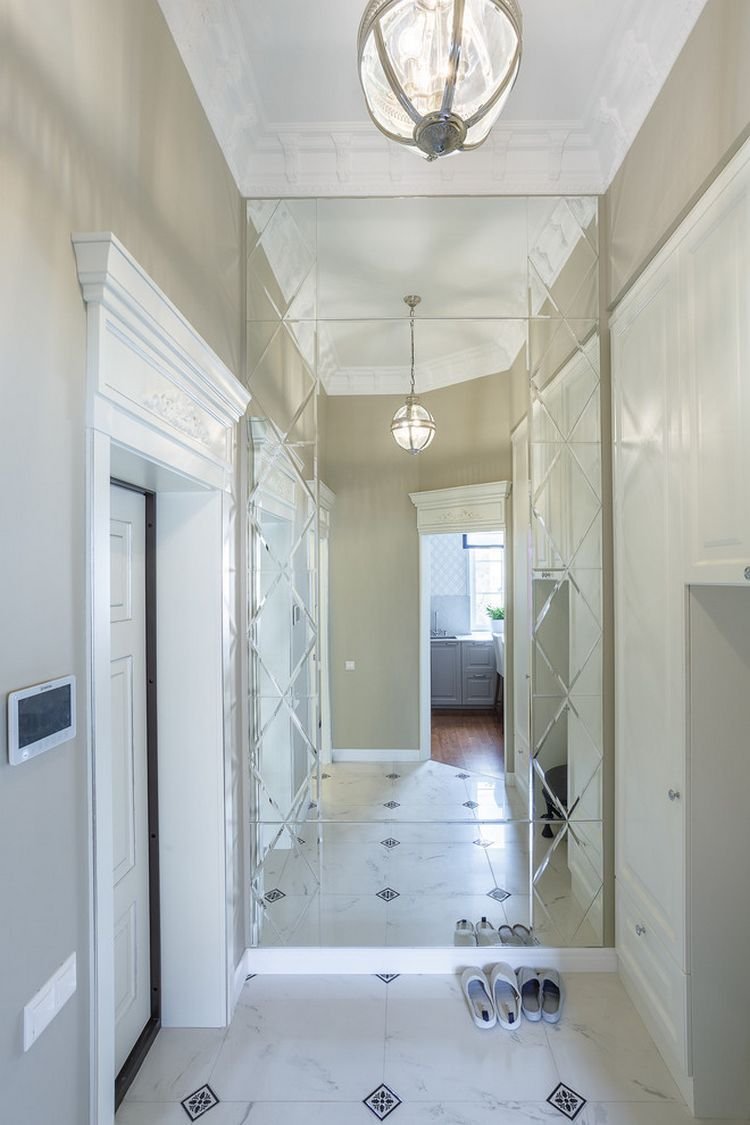 Зеркальная стена в прихожей