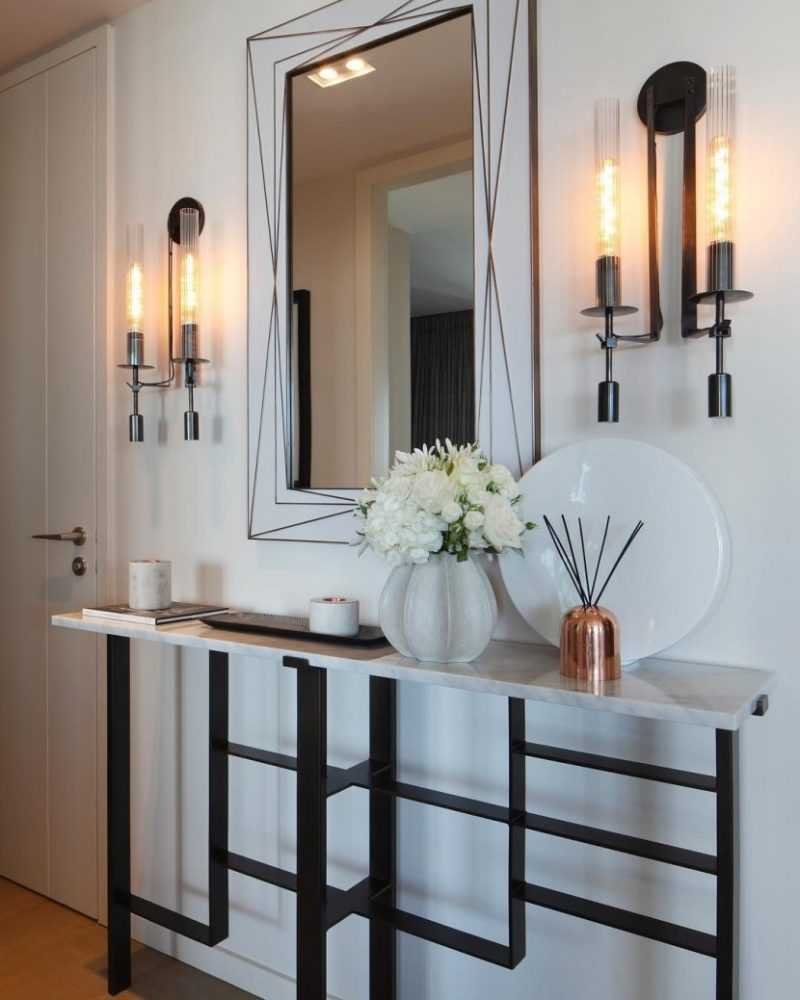 Зеркало в узком коридоре