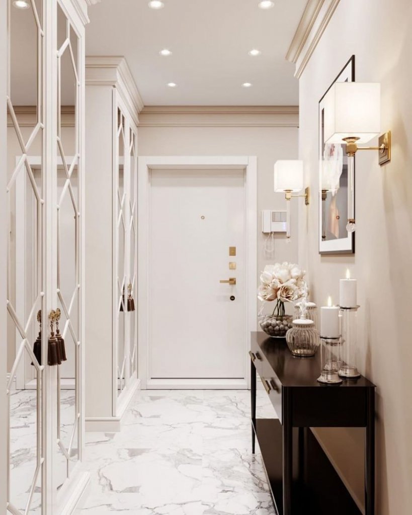 Белые стены в коридоре