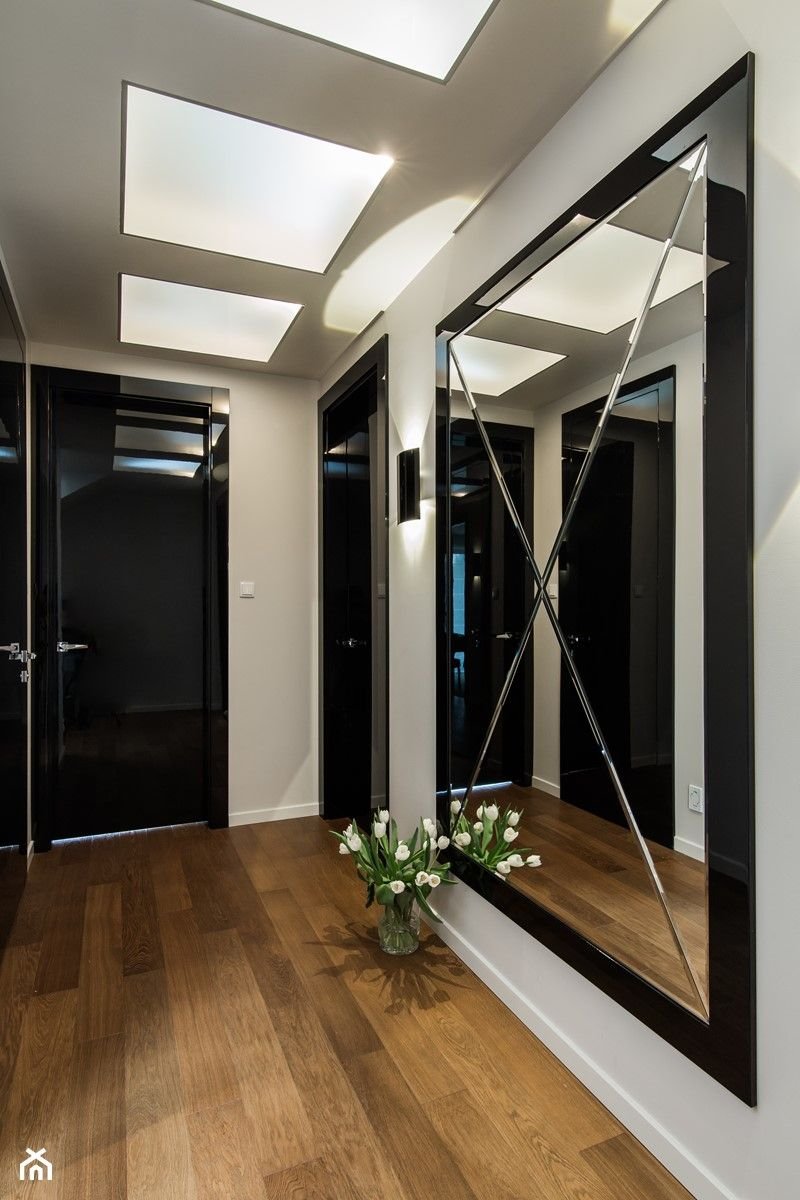 Линейные светодиодные светильники в интерьере прихожей