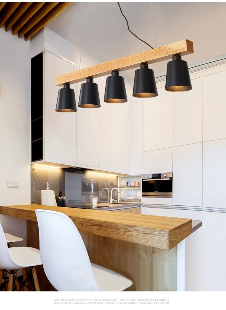 Светильник над столом на кухне