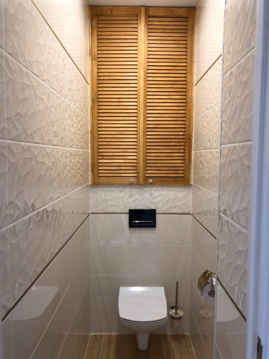 Инсталляция в туалете с полками