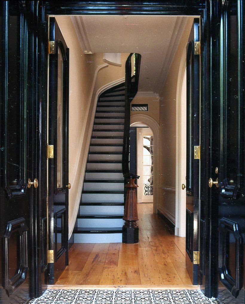 Входная дверь под лестницей