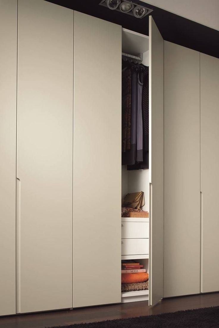 Шкаф в прихожую с рейками