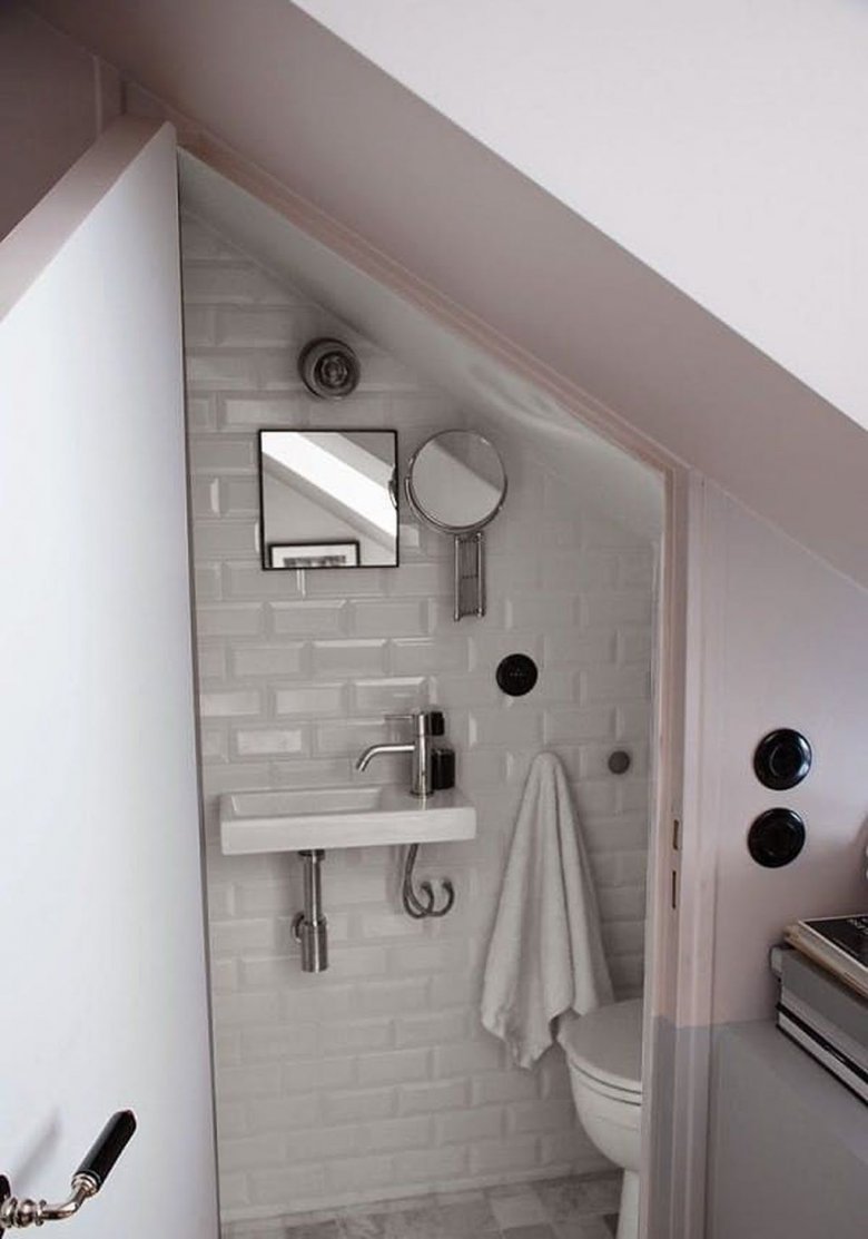 Туалет под лестницей