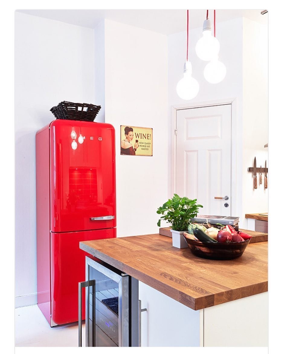 Маленький красный холодильник