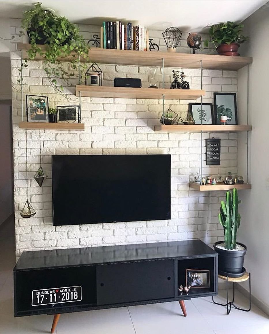 Полочки вокруг телевизора