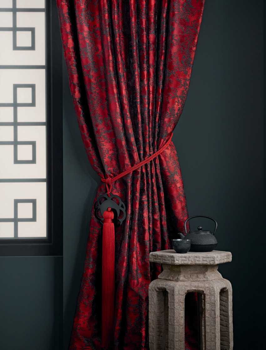 Красные шторы