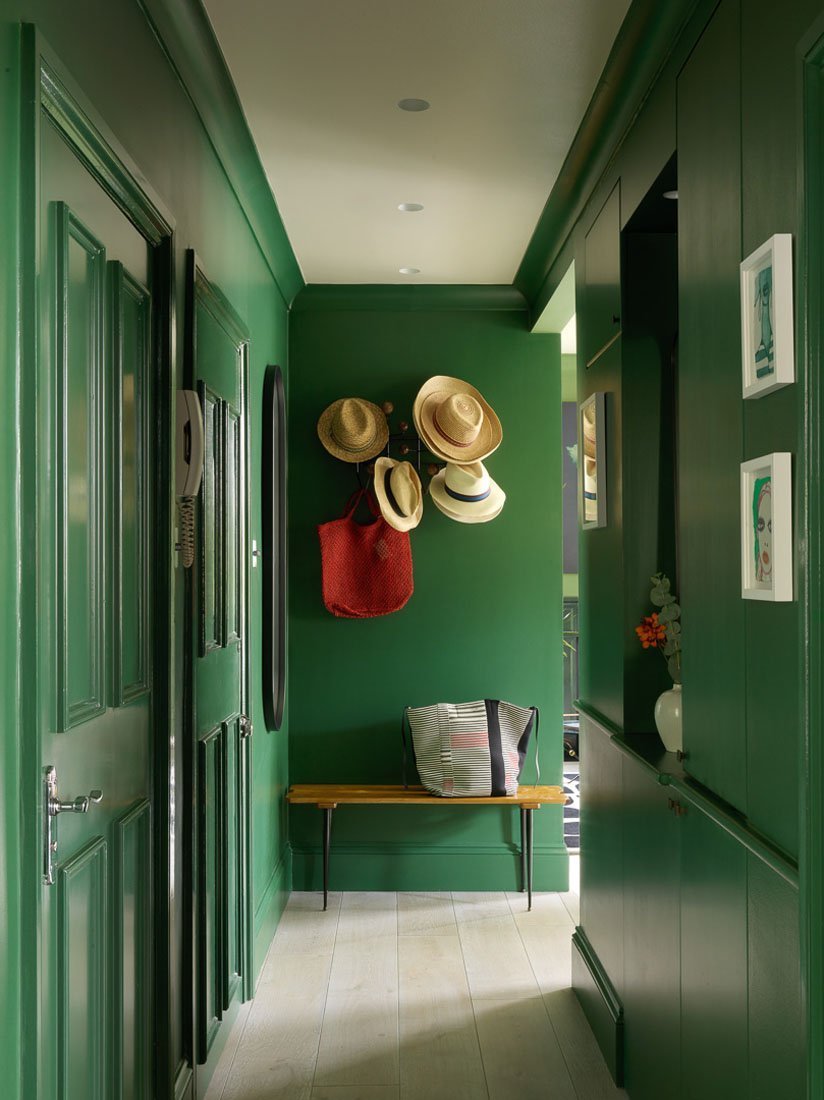 Зеленые стены в коридоре