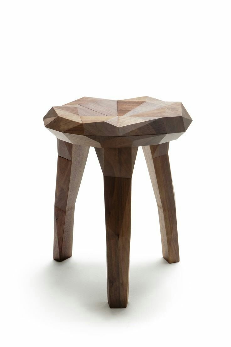 Необычные деревянные табуретки