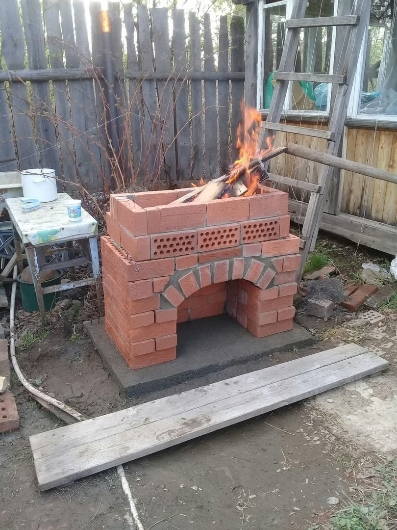 Маленькая барбекюшница из кирпича