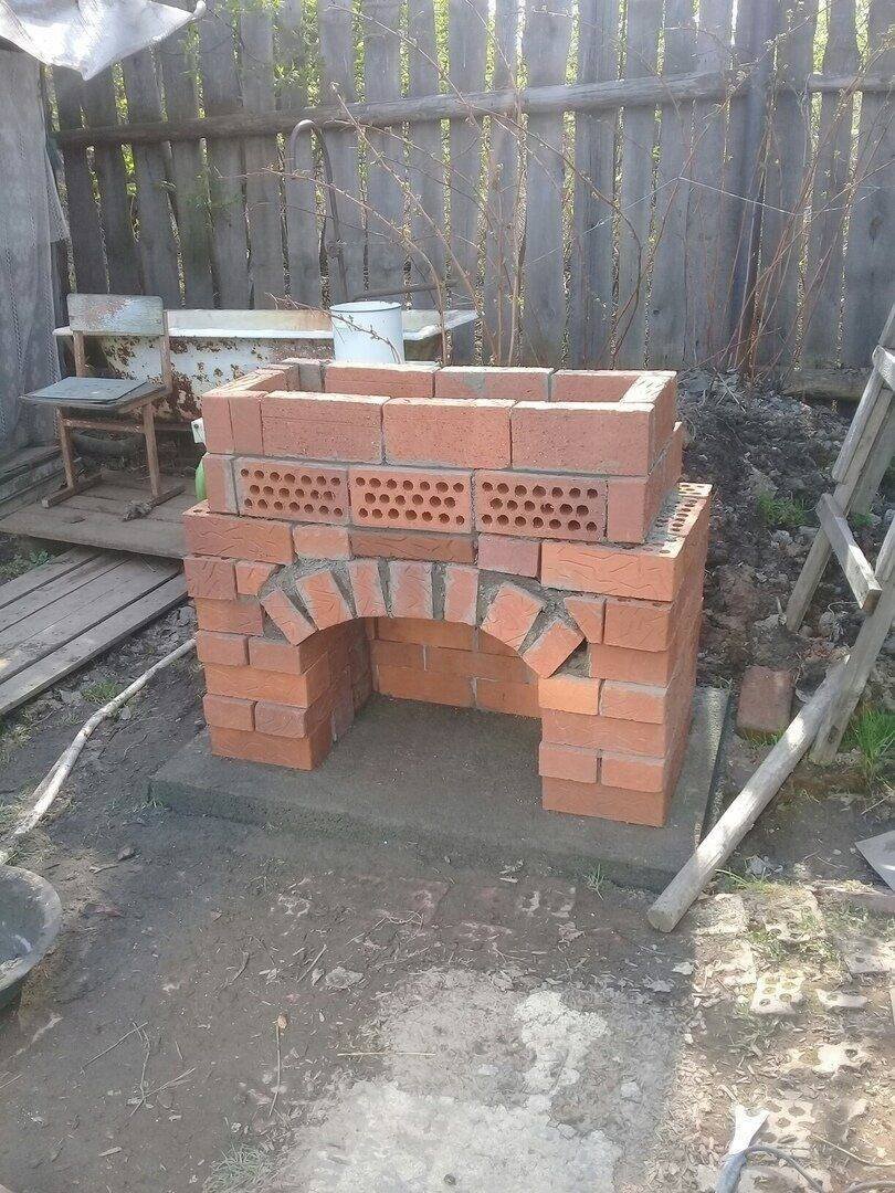Мангал из блоков и кирпича