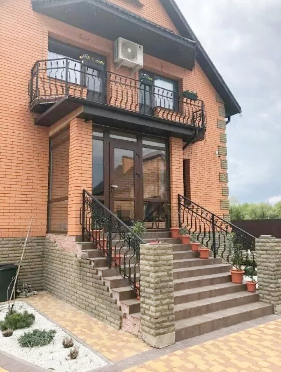 Крыльцо с колоннами из кирпича