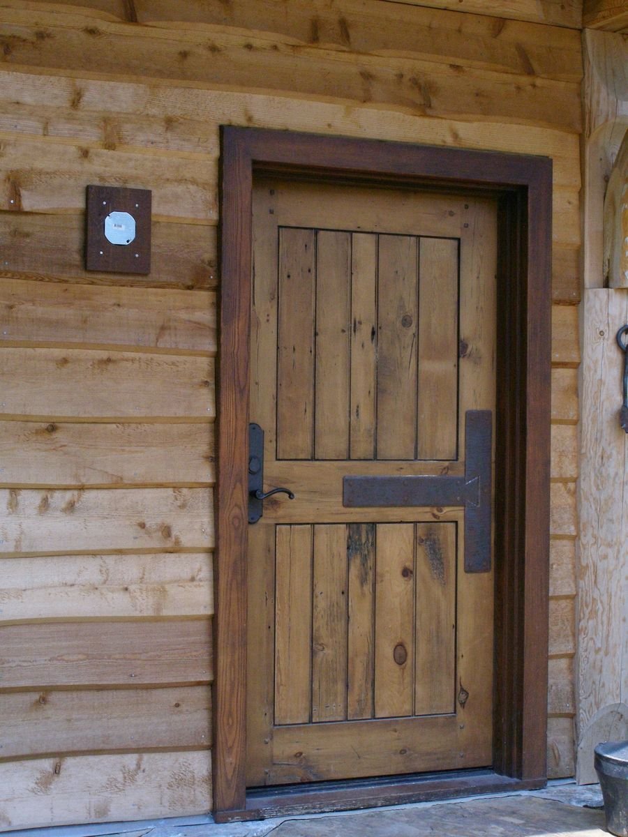 Сделать входную дверь в дом. Дверь входная деревянная. Двери наружные деревянные. Деревянная входная дверь в частный дом. Входная дверь в деревянный дом.