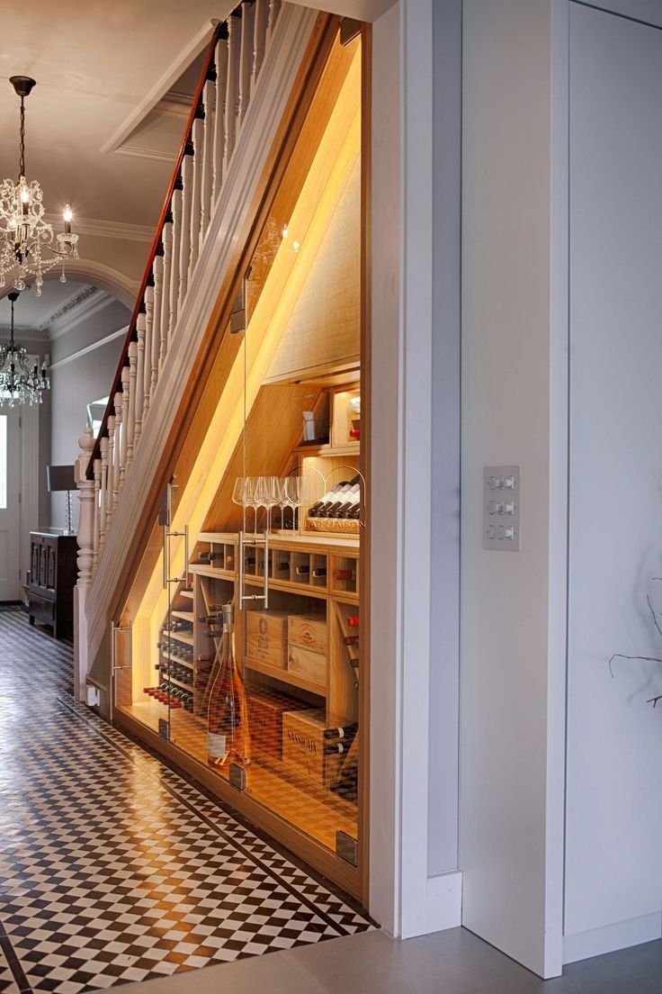 Шкаф с жалюзийными дверцами на мансарде