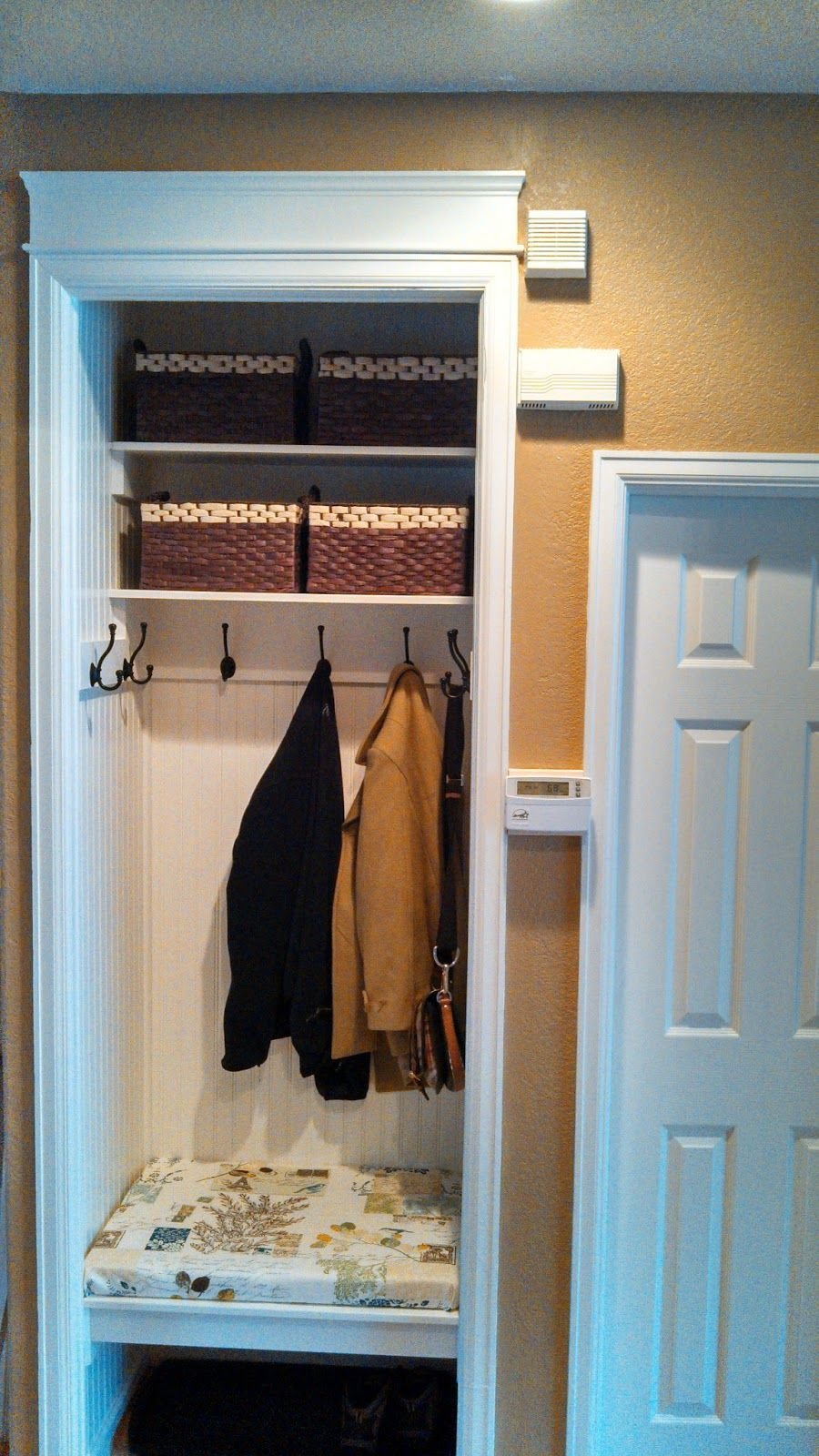 Гардеробная в нише комнаты