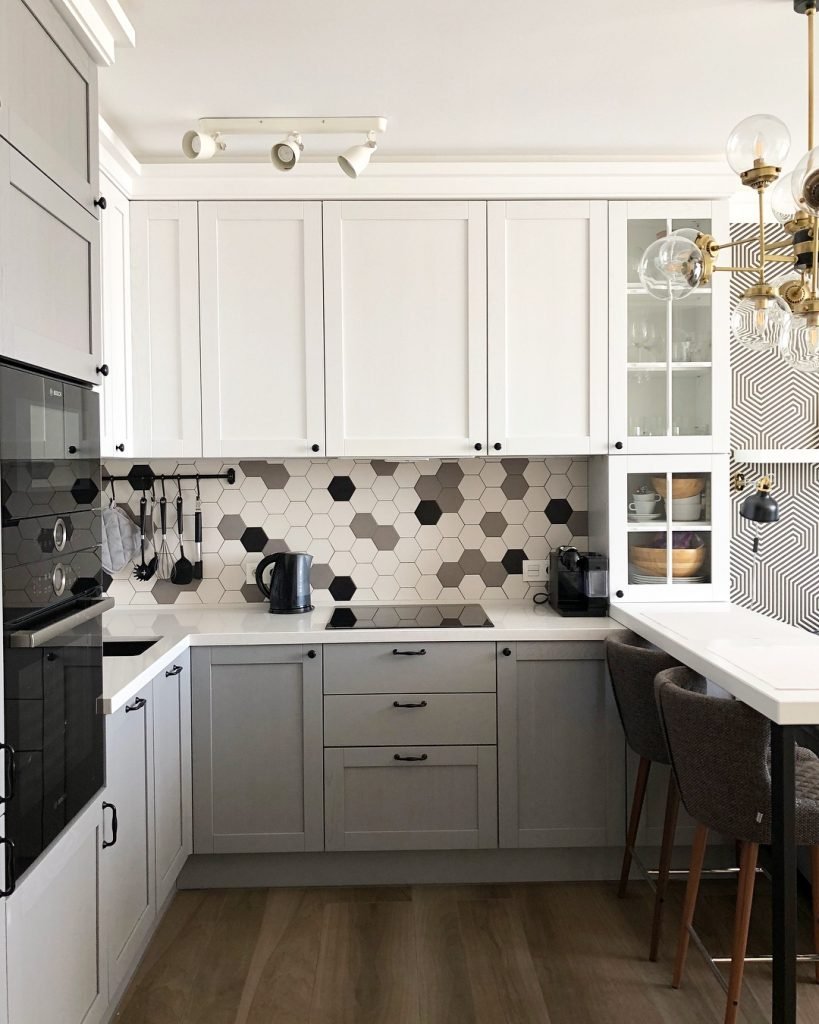 Белая кухня с темной столешницей