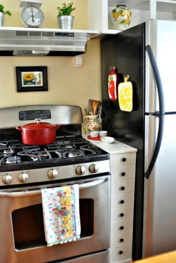 Газовая плита рядом с холодильником