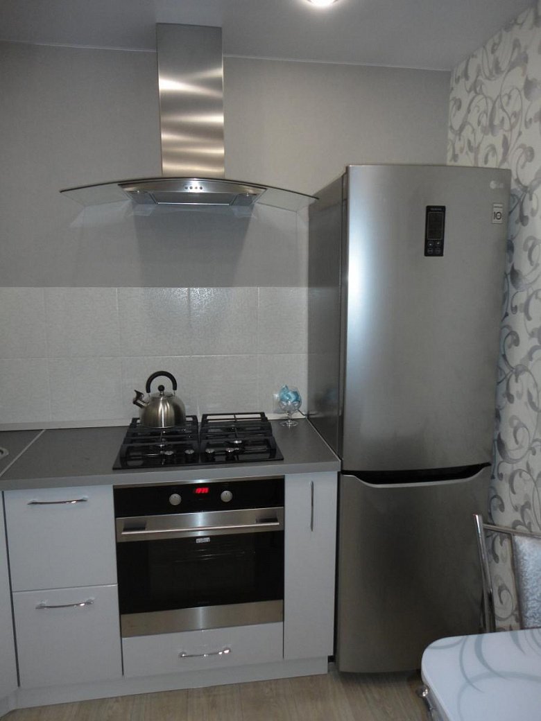 Плита около холодильника