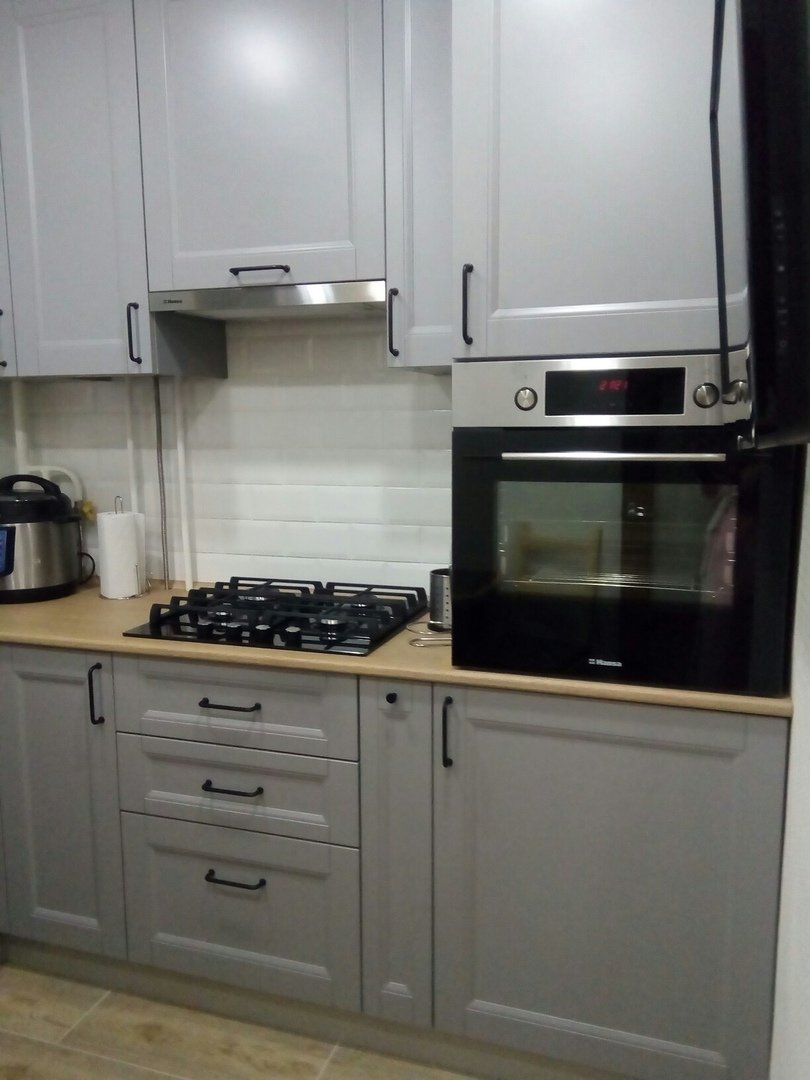 Раковина рядом с плитой на кухне