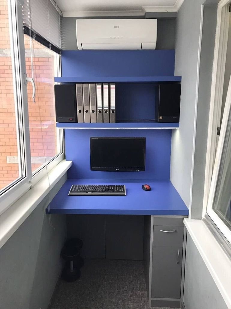 Компьютерный стол на лоджии