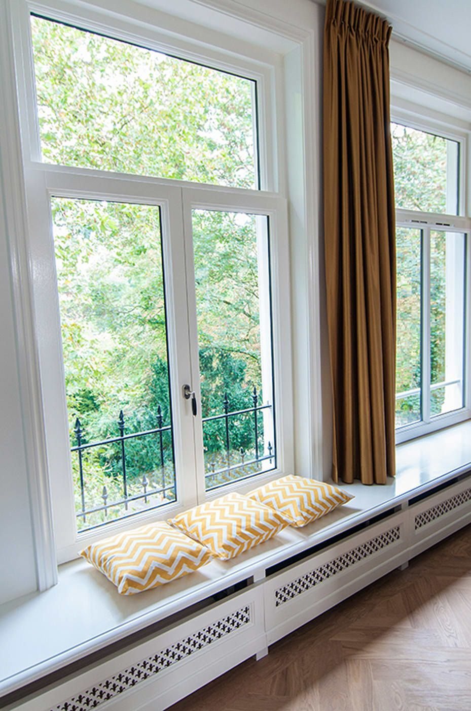 Панорамные окна с подоконником