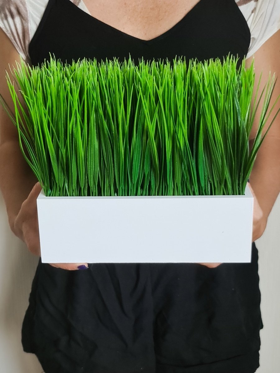 Искусственная трава в длинном горшке