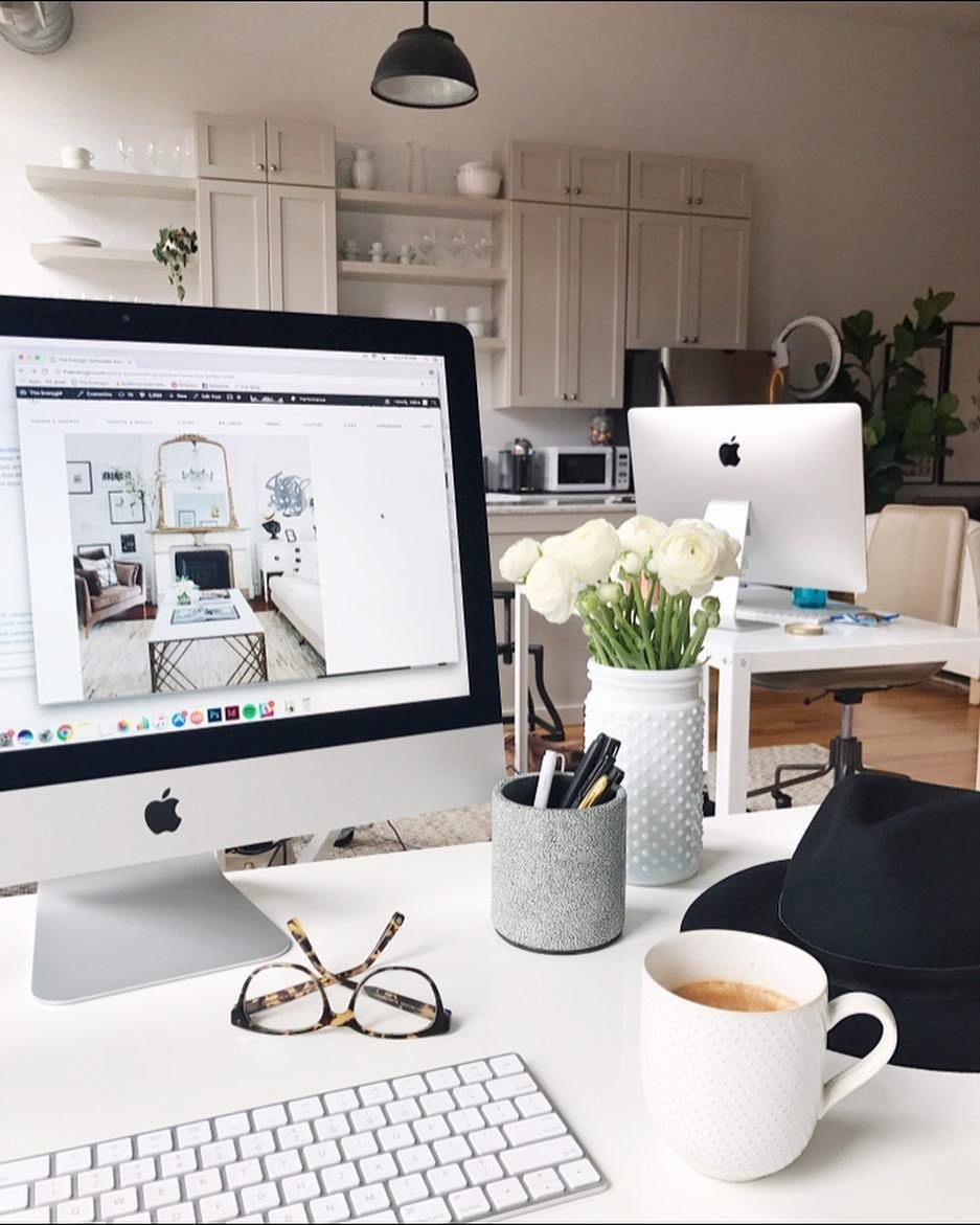 Красивое рабочее место в офисе