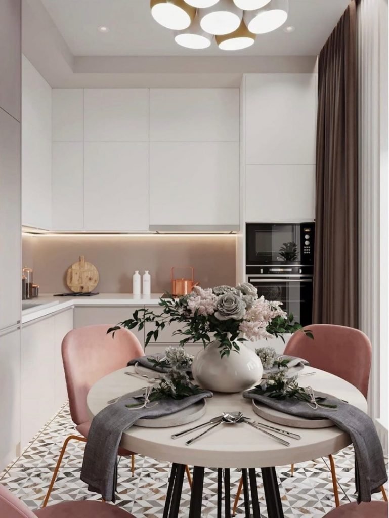 Неоклассика в интерьере кухни в пудровых тонах