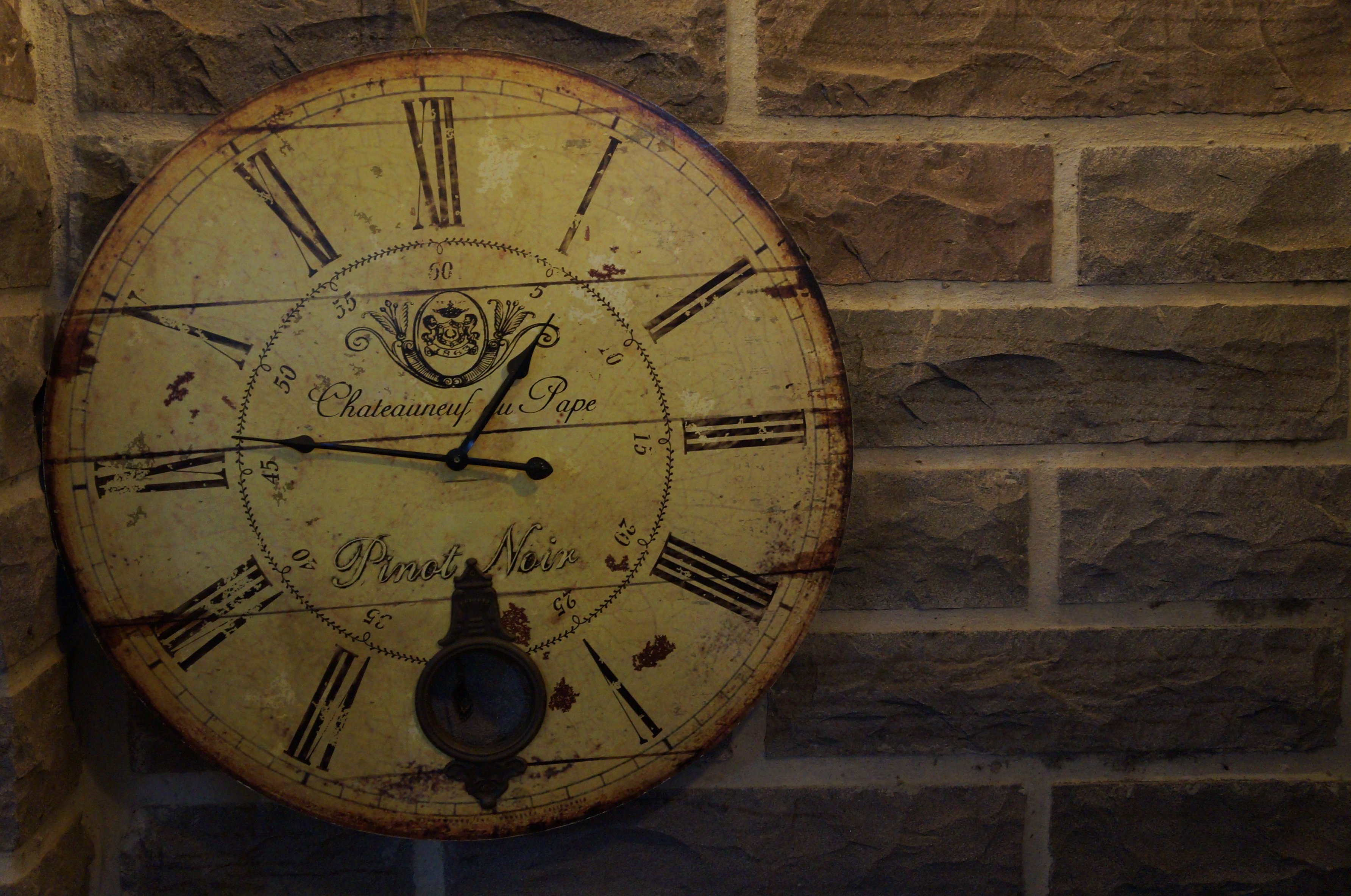 Нужны старые часы. Часы. Часы в древности. Старые часы. Древние часы на стену.