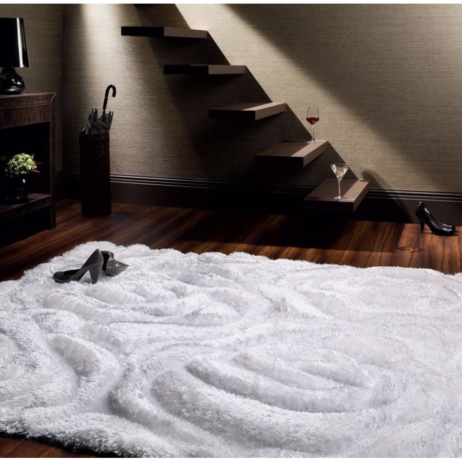 Белый ковролин на полу