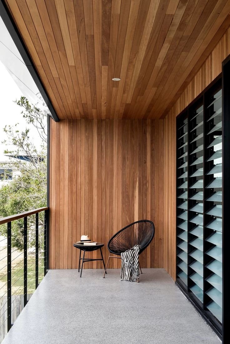 Стены балкона паркетом