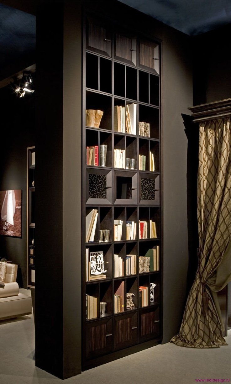 Книжный шкаф с камином в гостиной