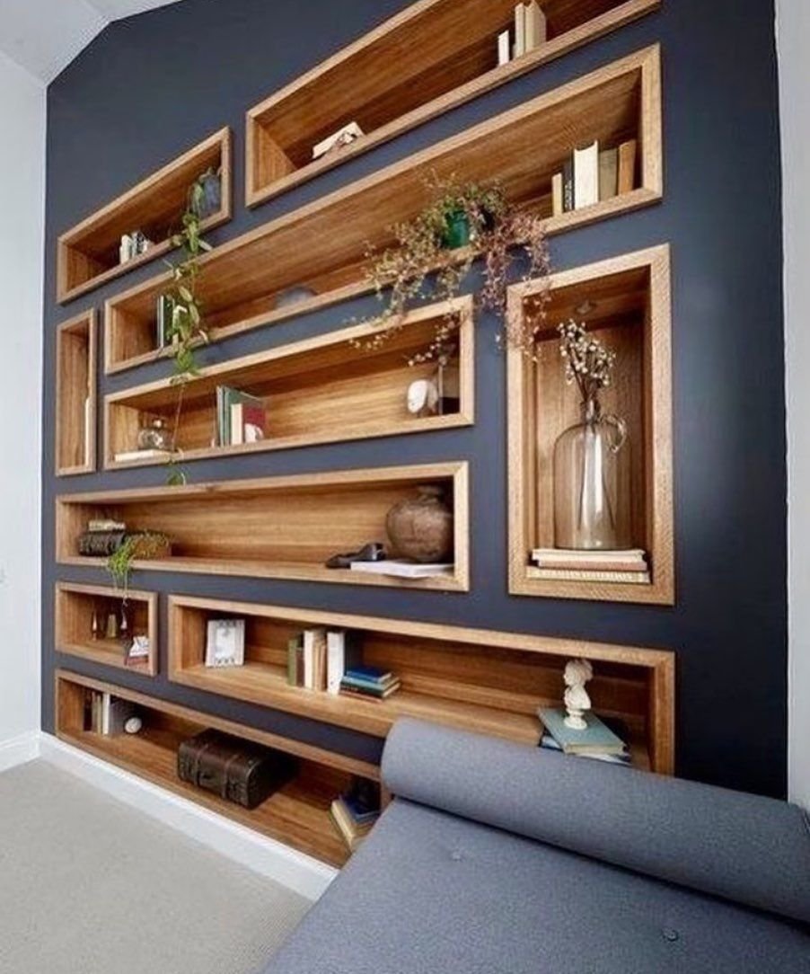 Книжный шкаф вокруг окна