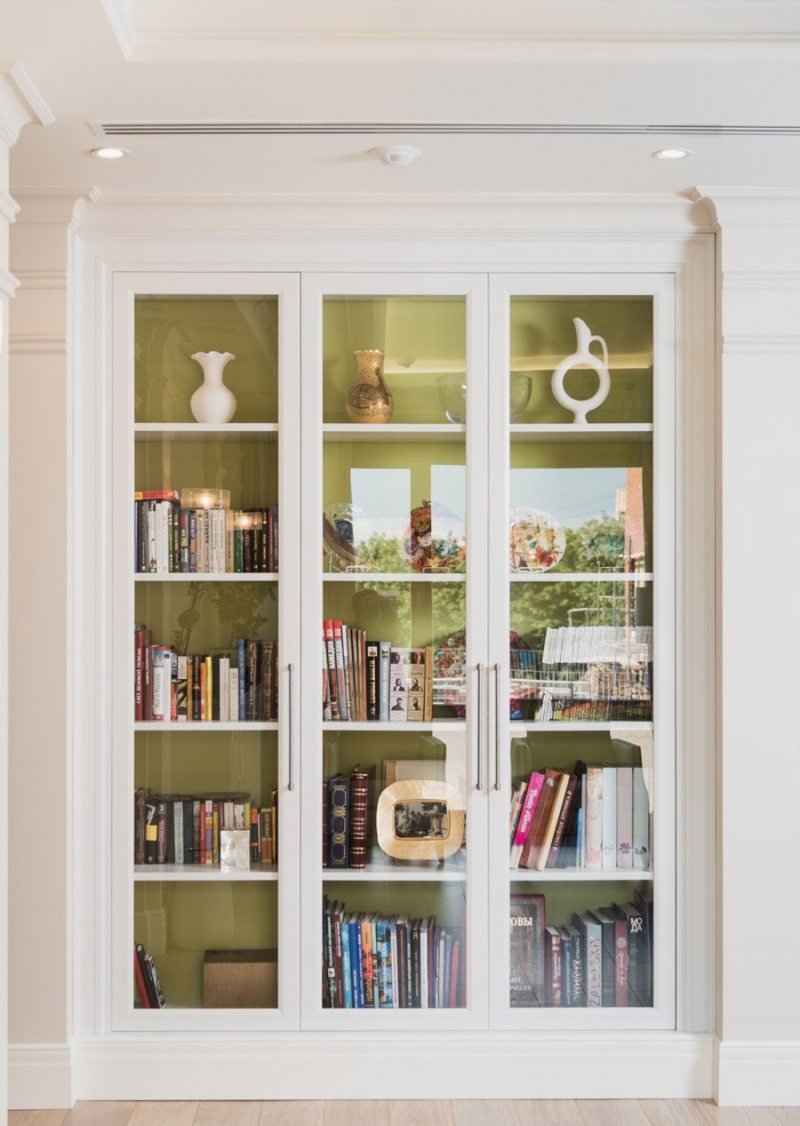 Встроенный книжный шкаф в нише