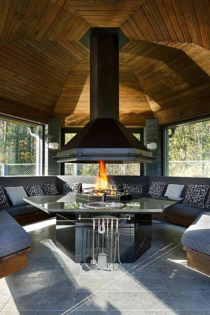 Беседка с четырехскатной крышей и мангалом