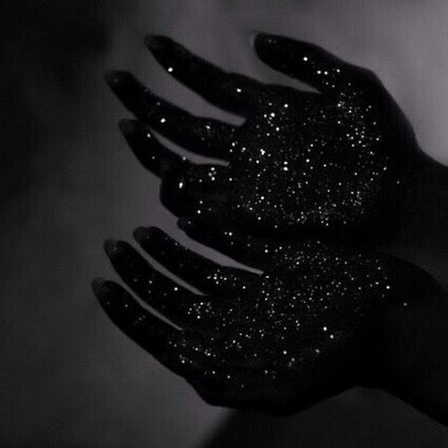 Рука в черной краске космос