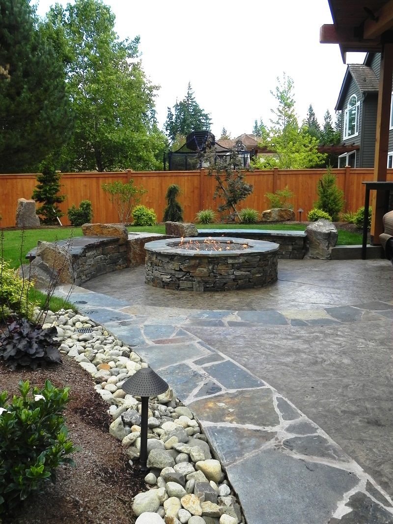 Красивый бетонный двор