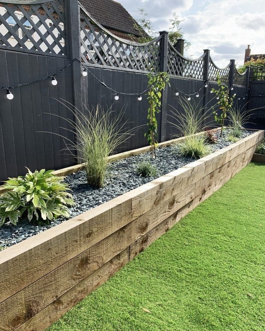 Клумба вдоль забора