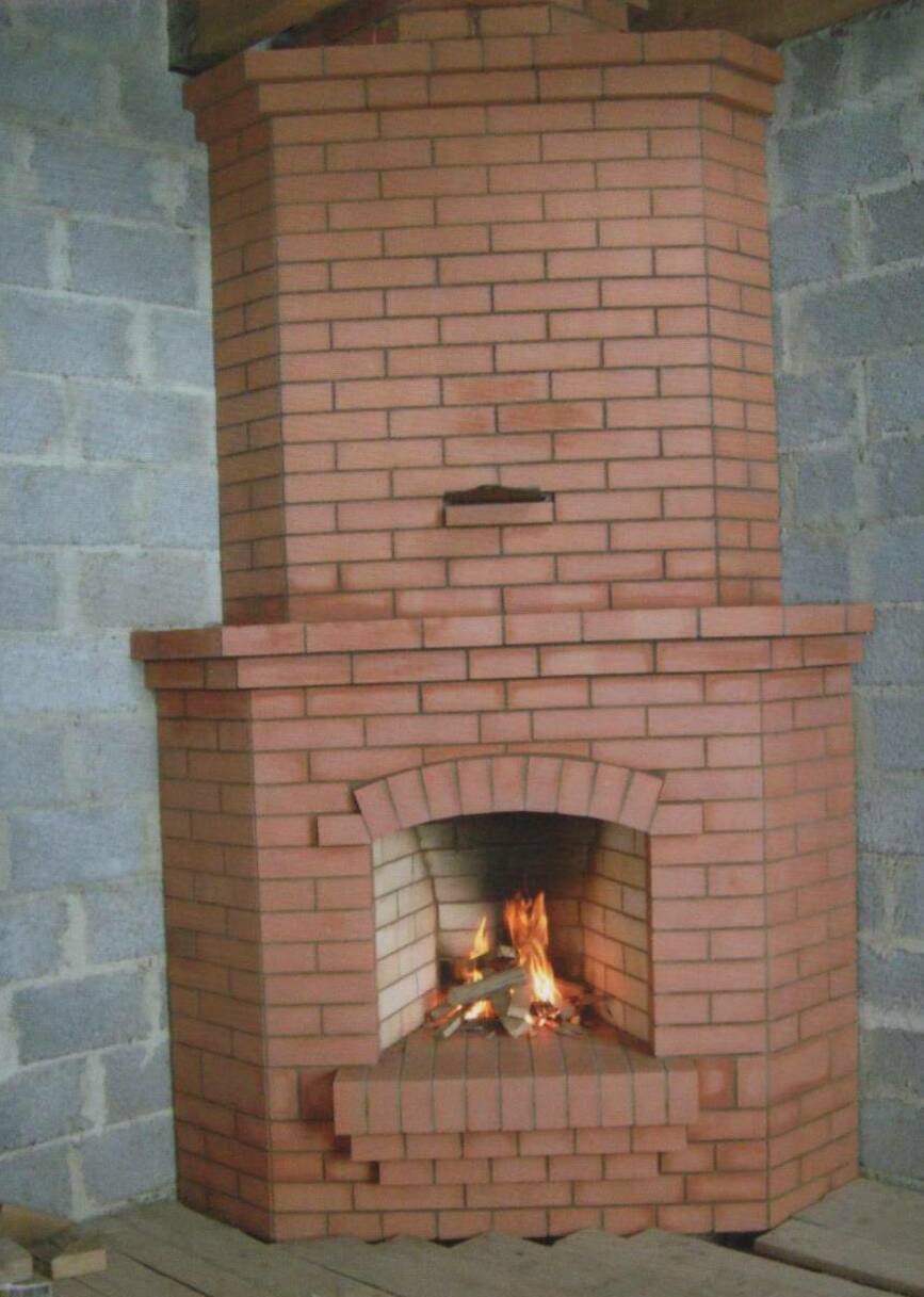Угловой камин из кирпича